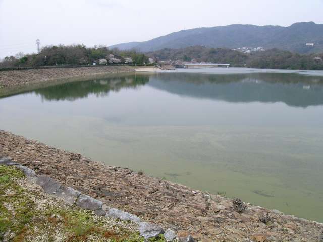 北山貯水池と六甲山系。自然を感じながらのお散歩に最適なスポットです。