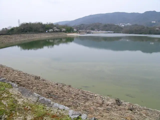 北山貯水池と六甲山系。自然を感じながらのお散歩に最適なスポットです。