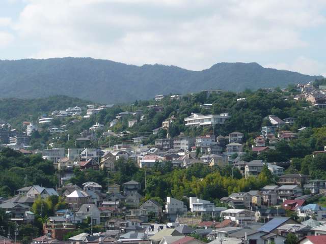『甲陽園』方面を望む。甲山のふもとにある自然豊かな住環境。南斜面地のため、日当たりの良い住宅が多くあります