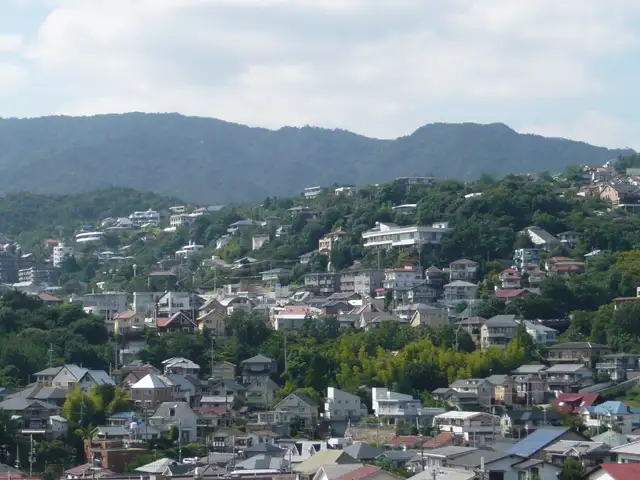 『甲陽園』方面を望む。甲山のふもとにある自然豊かな住環境。南斜面地のため、日当たりの良い住宅が多くあります