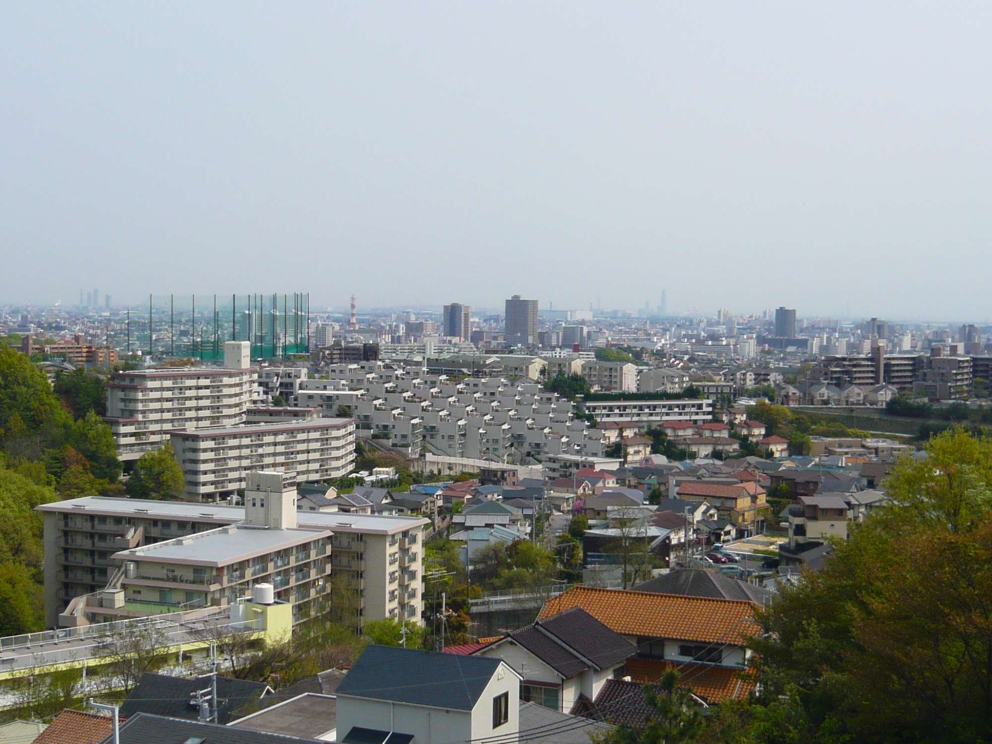 『甲陽園目神山町』から西宮市街を望む。駅からは勾配の急な坂道が続きますが、眺望の取れる住居が多くあります