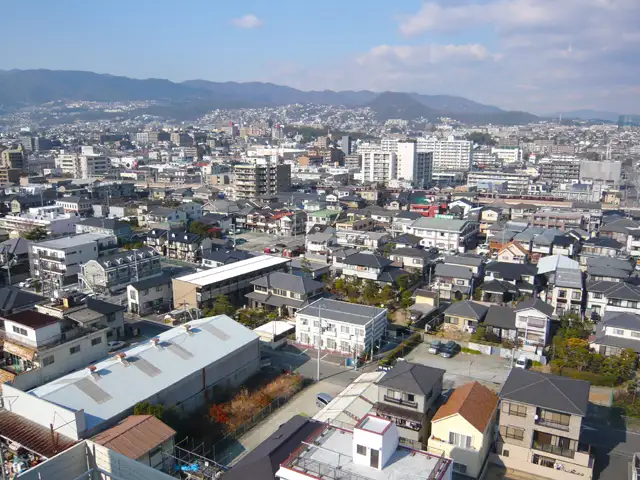 中殿町遠景。一戸建てが中心に建ち並ぶ、区画の整った住宅地です。