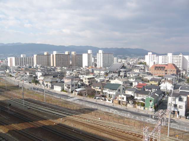 西福町遠景。一戸建てが中心に建ち並ぶ住宅地。地勢は平坦です。