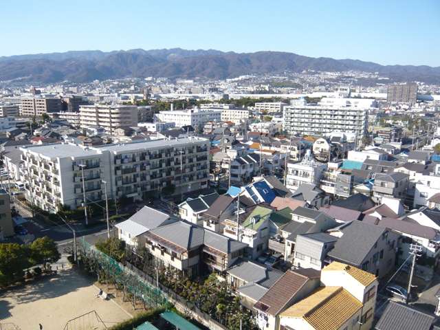 『泉町』遠景。規模の大きなマンションと一戸建て混在する住宅地です。