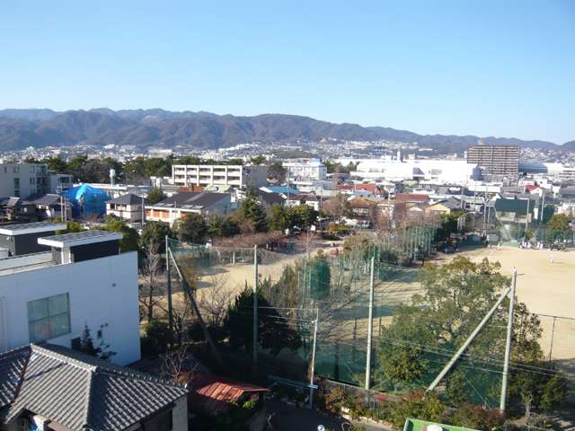 『川添町』遠景。マンションと一戸建てが混在する住宅地で、地勢は平坦です。