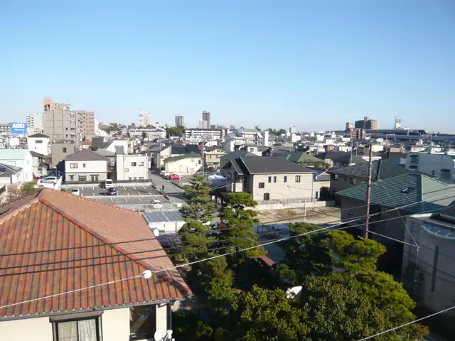 『屋敷町』遠景。比較的区画の整った住宅地で、地勢は平坦。国道2号線に近く、アクセス良好です。