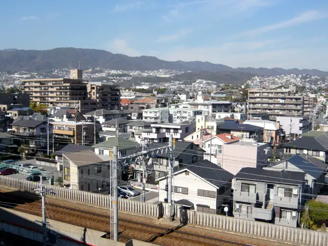 『若松町』遠景。マンションと一戸建ての混在する、区画の整った住宅地です。