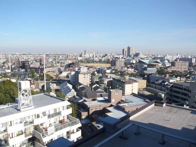 『大社町』遠景。南斜面地の住宅地で、マンションが建ち並んでいます。