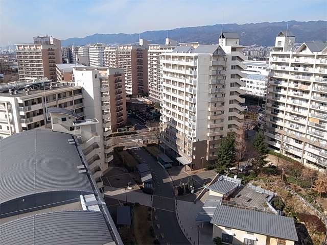 『西宮浜4丁目』遠景。マリナパークシティシリーズのマンションが立ち並ぶ、整った住宅地です。