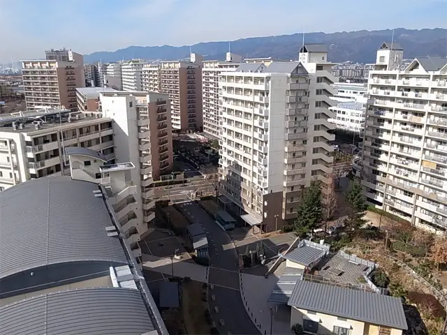 『西宮浜4丁目』遠景。マリナパークシティシリーズのマンションが立ち並ぶ、整った住宅地です。