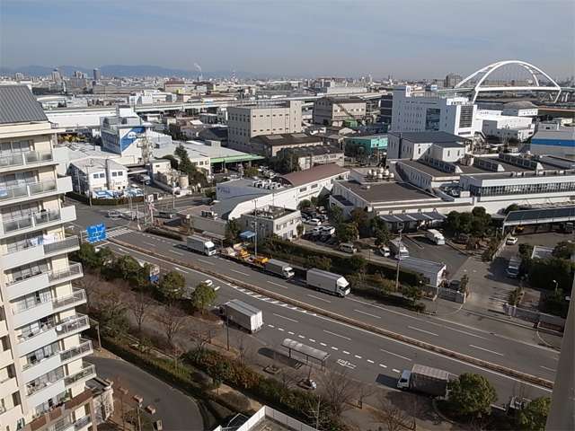『西宮浜2丁目』遠景。工場や倉庫などが多く立ち並んでいます。