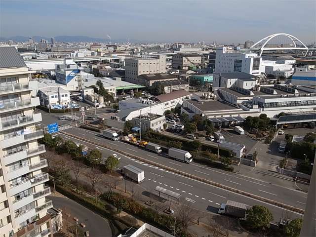 『西宮浜2丁目』遠景。工場や倉庫などが多く立ち並んでいます。