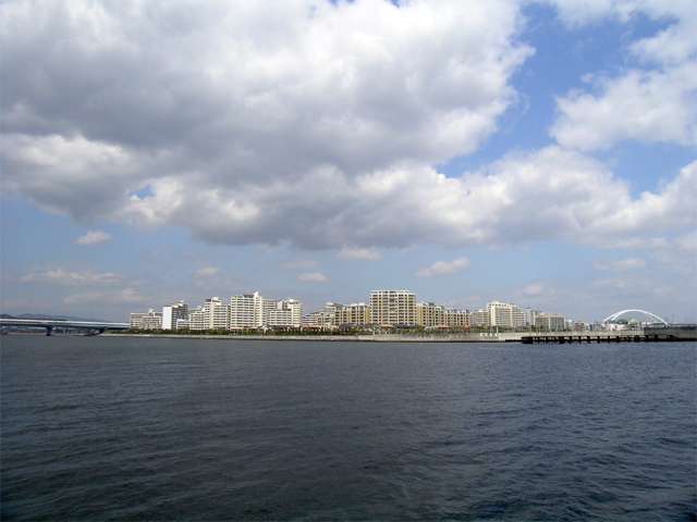 街の周囲は海に囲まれています。また阪神高速湾岸線の出入り口があり、車での移動に便利です。