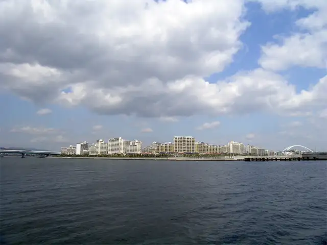 街の周囲は海に囲まれています。また阪神高速湾岸線の出入り口があり、車での移動に便利です。