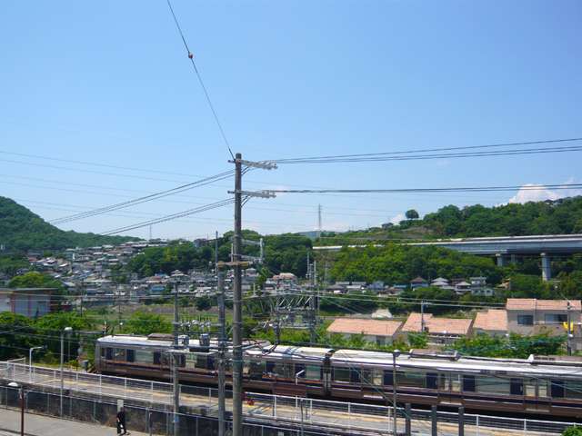 生瀬駅から『青葉台』方面を望む。緑豊かな山手の住宅地です。