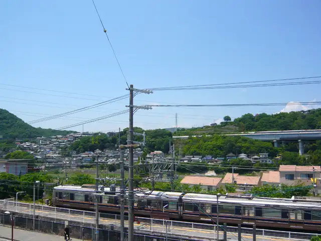 生瀬駅から『青葉台』方面を望む。緑豊かな山手の住宅地です。