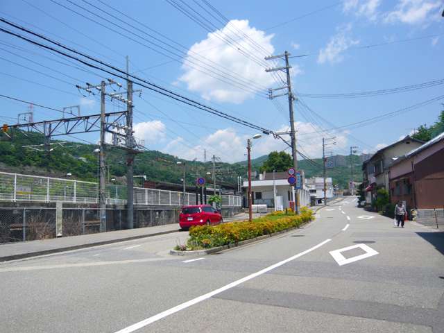 生瀬駅周辺。ロータリーを出るとすぐ、一戸建ての建ち並ぶ住宅地が広がっています。