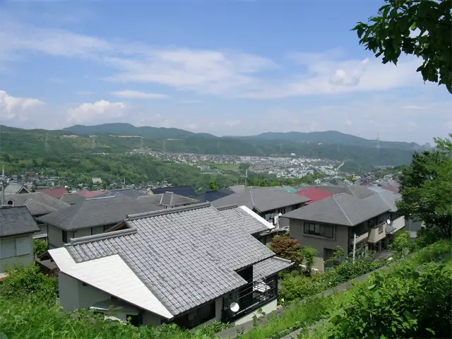 『名塩南台』から名塩周辺を見渡す。敷地の大きな一戸建てが並ぶ住宅地です。