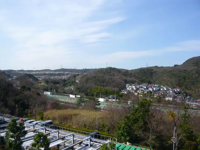 『名塩山荘』周辺。山の緑に囲まれた、自然豊かな住宅地です。