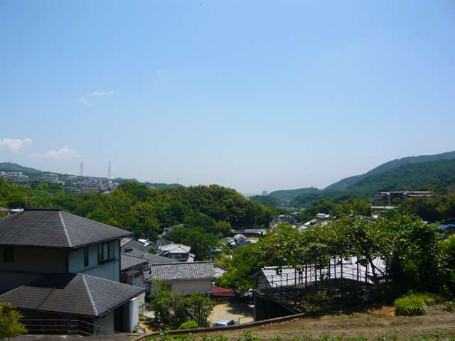 『名塩南台』方面を望む。緑豊かな山手の住宅地です。