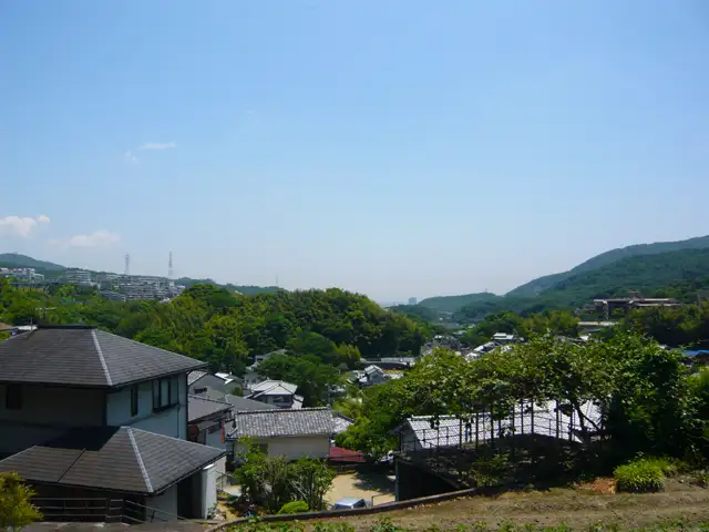『名塩南台』方面を望む。緑豊かな山手の住宅地です。
