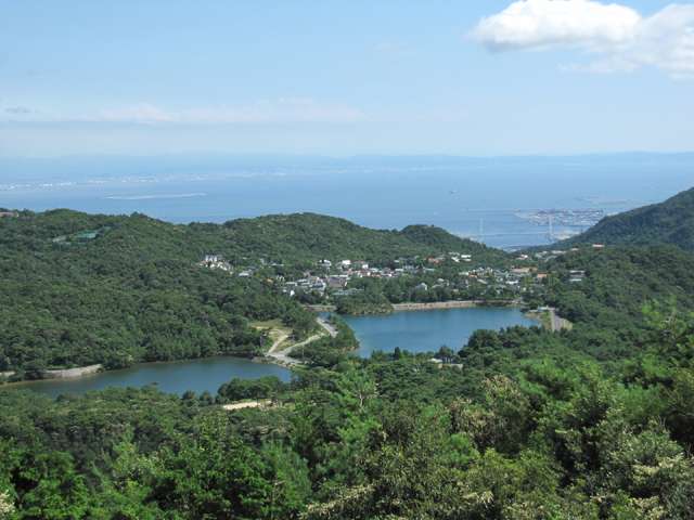 『奥池南町』遠景。「奥池」という池を中心に住宅地が広がっています。