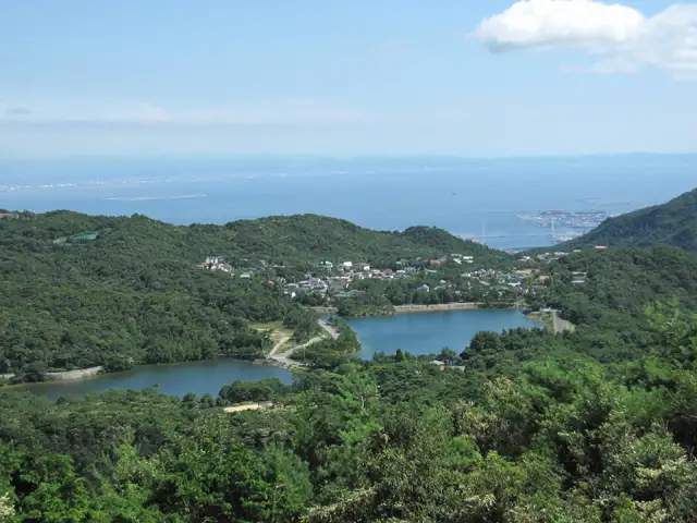 『奥池南町』遠景。「奥池」という池を中心に住宅地が広がっています。