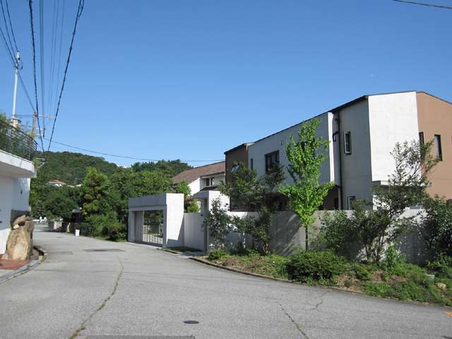 『奥池南町』近景。お屋敷が並び、別荘地のような優雅な雰囲気の街並みです。