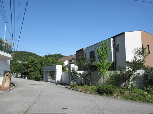 『奥池南町』近景。お屋敷が並び、別荘地のような優雅な雰囲気の街並みです。
