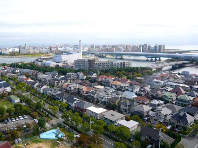 『浜風町』遠景。一戸建てが並ぶ、緑豊かで閑静な住宅街です。