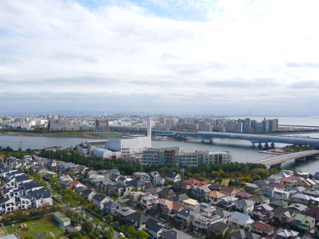 『陽光町』・『浜風町』方面を望む。海沿いの自然豊かな街並みです。