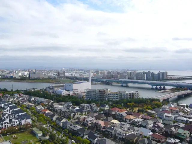 『陽光町』・『浜風町』方面を望む。海沿いの自然豊かな街並みです。