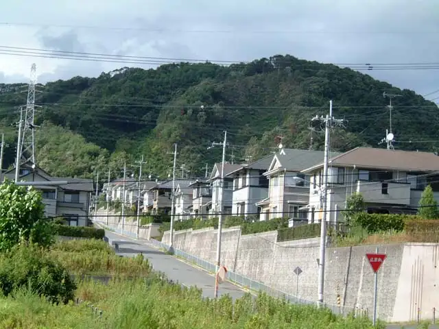 『丸山台』近景。周囲を山に囲まれ、すぐ東側には知名湖があります。