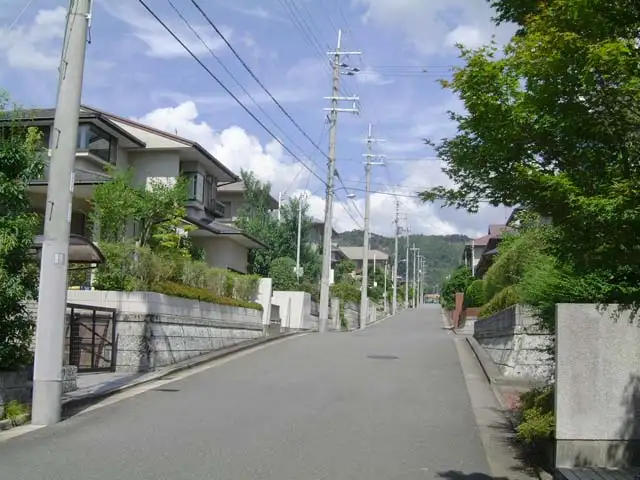 『美山台』近景。街路樹が美しく、各所にフットパス（路地）が設けられ、歩行者にもやさしい街です。