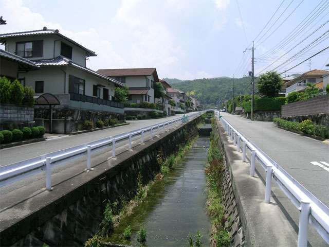 水路沿いに整然と一戸建てが立ち並ぶ『清和台西』周辺