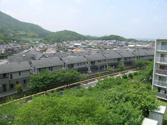 タウン内には一戸建ての他、タウンハウスやマンションもあります。