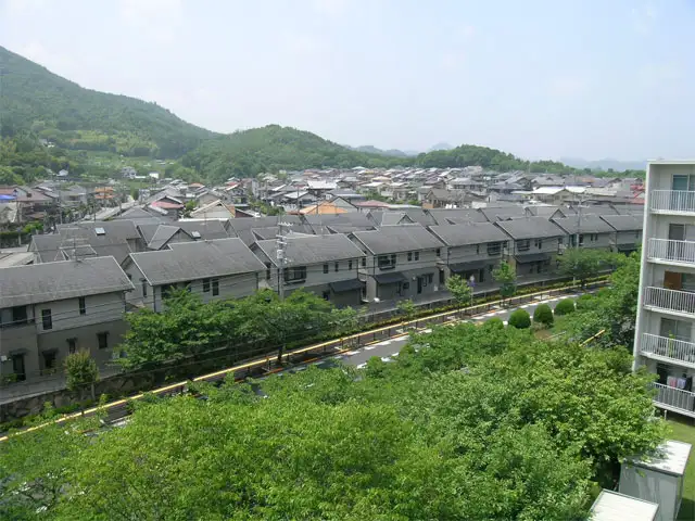 タウン内には一戸建ての他、タウンハウスやマンションもあります。