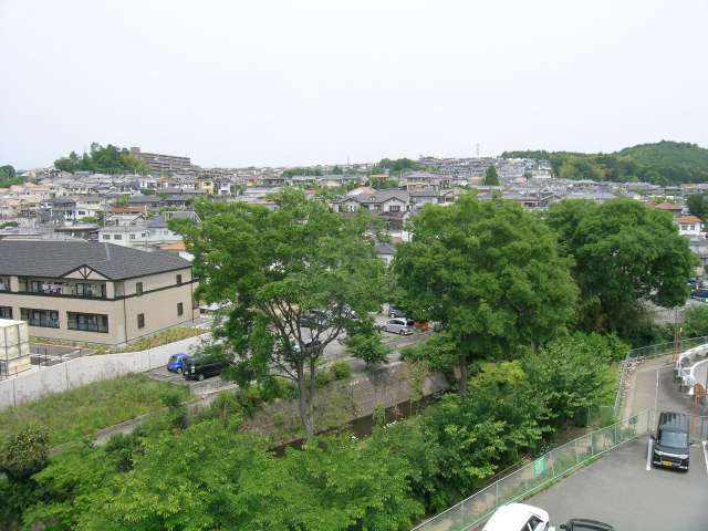 『新田、平野』周辺。後方の丘の上は『多田グリーンハイツ』。