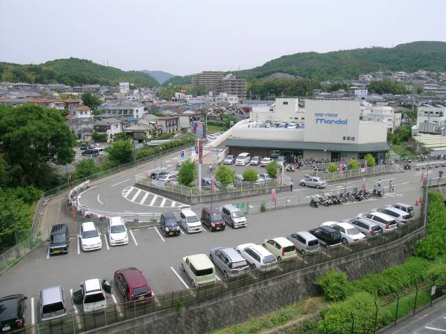 スーパー万代と後方は国道173号線。国道沿いには各種店舗が建ち並び、たいへん便利です。