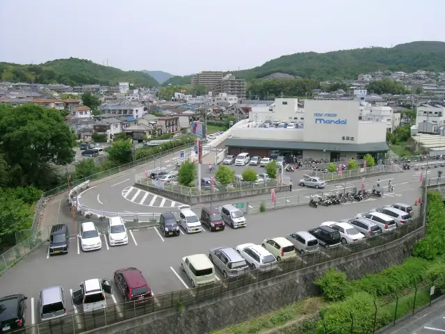 スーパー万代と後方は国道173号線。国道沿いには各種店舗が建ち並び、たいへん便利です。