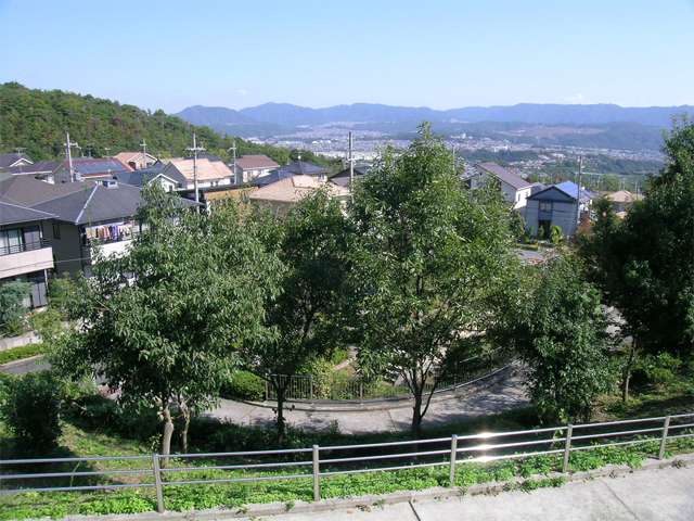 『けやき坂4丁目』の街並。通りからは、川西市内の各ニュータウンや山並みが見渡せます。