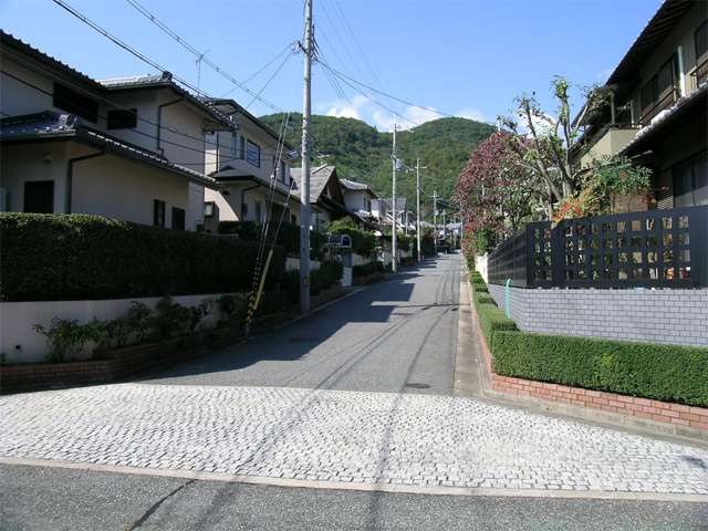 『けやき坂3丁目』周辺。交差点手前は石敷で車のスピードを落とす配慮がされています。