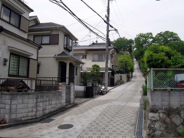 『矢問1丁目』の街並。道幅は狭め、勾配の急な坂道もあります。