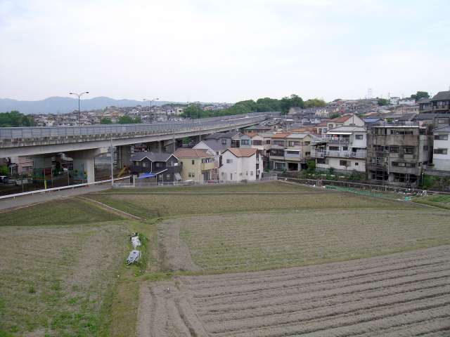 『錦松台』周辺。高架橋は県道川西篠山線。県道沿いにはバス停があり、本数が多く便利です。