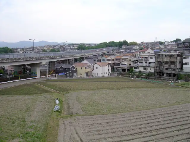 『錦松台』周辺。高架橋は県道川西篠山線。県道沿いにはバス停があり、本数が多く便利です。