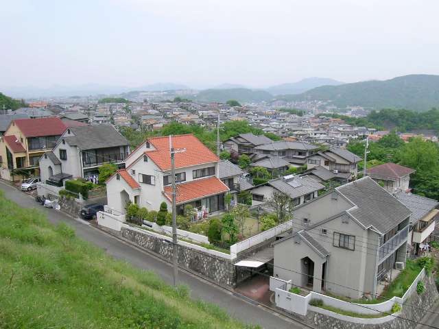 『鴬台』周辺。区画の整った高台の住宅です。