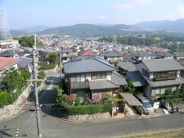 『鴬が丘』周辺。区画の整った緑豊かな住宅地です。