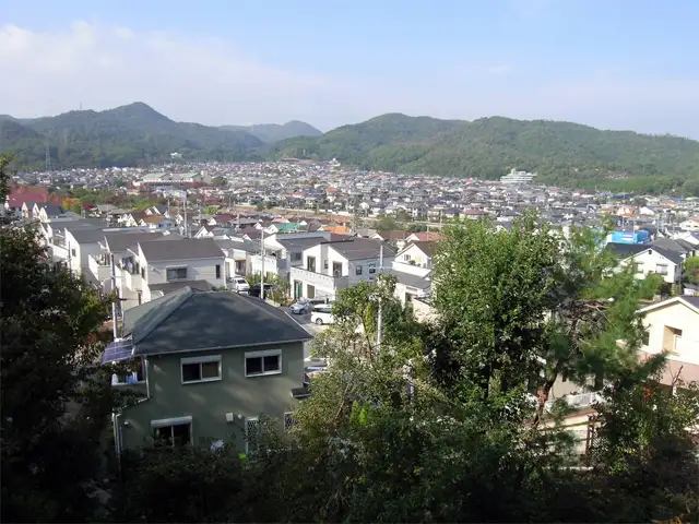 手前が『南野坂』、奥に広がる住宅地が『湯山台』。山に囲まれた自然豊かな住環境。