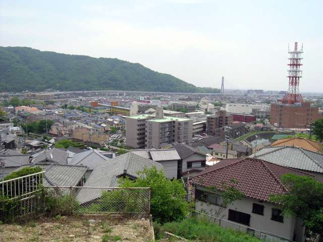 『萩原2丁目』から丸の内、火打方面を見下ろす。遠くに見るのは五月山。