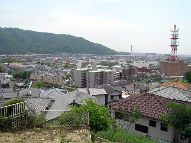 『萩原2丁目』から丸の内、火打方面を見下ろす。遠くに見るのは五月山。